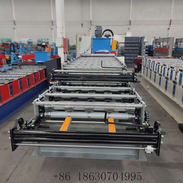 Infeed guiding platform end of the 840+900 double profile roof panel forming machine