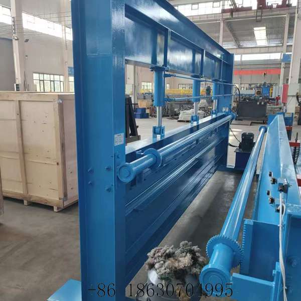 Side view of the hydraulic press brake machine from the right, showing the ram and hydraulic cylinders