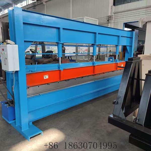 Front view of the hydraulic press brake machine with the bending punch and lower die