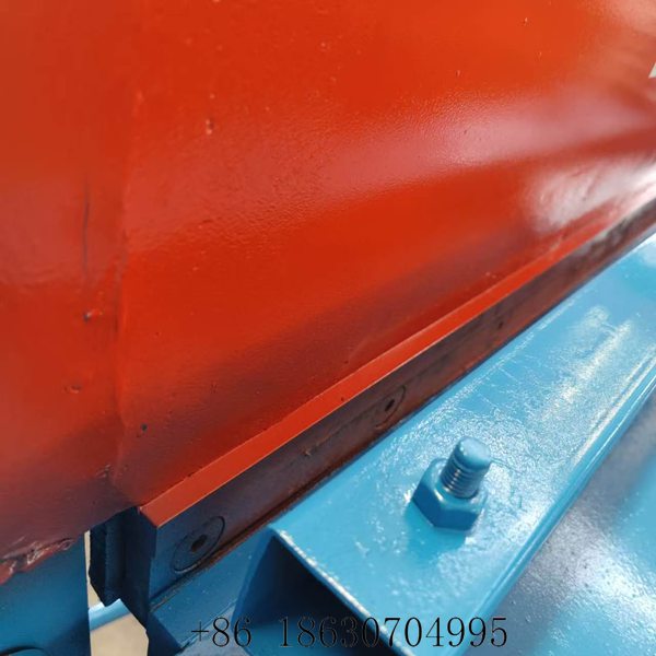 Shearing blade holder and cutting zone of the hydraulic sheet shearing machine