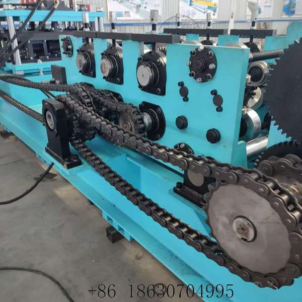 Chain drive mechanism under the CZ purlin forming machine linking the roller shafts