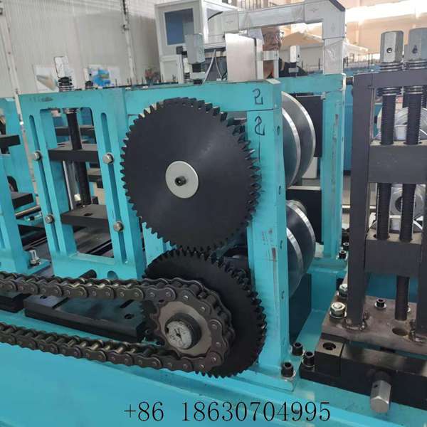 Transmission gears and forming rollers inside the automatic c purlin forming machine