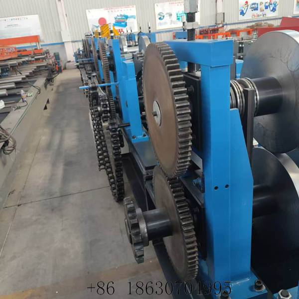 Chain drive transmission linking the forming roller shafts of the CZ purlin roll forming machine
