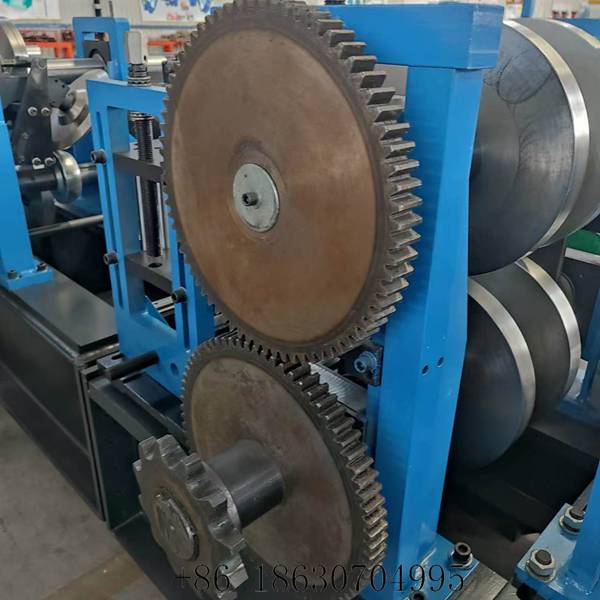 Gear transmission between the roller shafts of the automatic CZ purlin roll forming machine