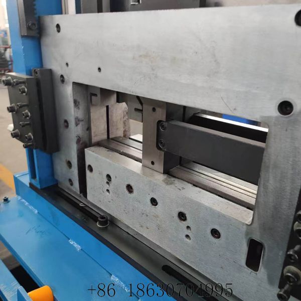 Hydraulic cutting unit with stepless length setting on the automatic CZ purlin roll forming machine