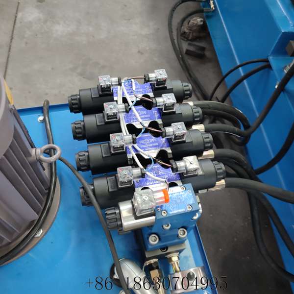 Hydraulic cylinder and hose driving the roller conveyor of the CZ purlin roll former
