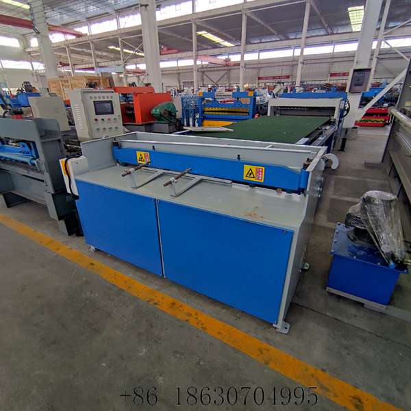 Side view of the electric sheet metal shearing machine with the drive motor, chain transmission and feed rollers