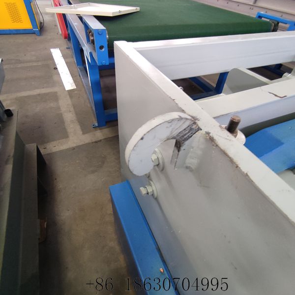 Lifting arm for loading steel coils on the electric sheet metal shearing line