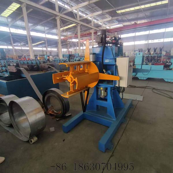 Hydraulic expanding mandrel core for steel coil clamping