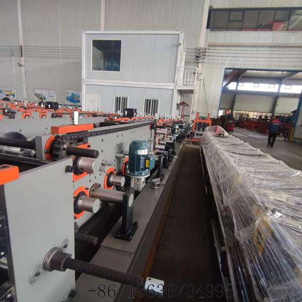 Heavy-duty chain transmission mechanism of CZ purlin forming machine