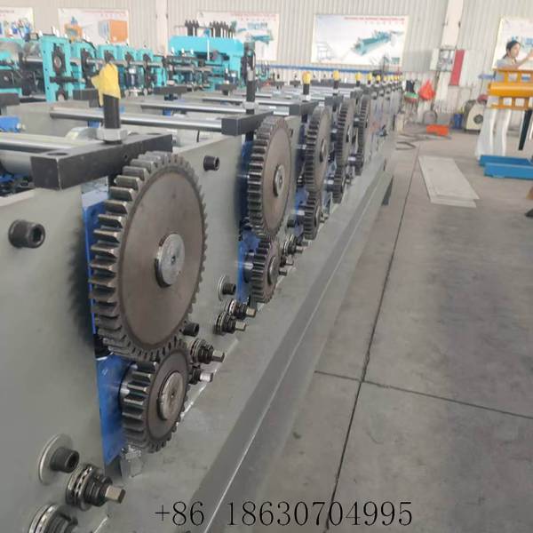 Heavy-duty gear transmission system for roll forming